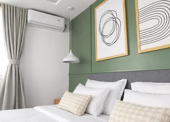 Tiny Living Cosy 1 Bedroom With King Bed Kitchenet In With Terrace