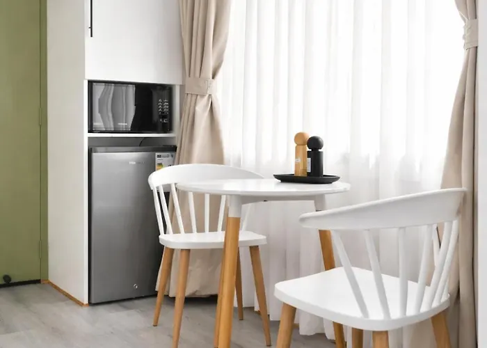 Tiny Living Cosy 1 Bedroom With King Bed Kitchenet In With Terrace Apartment *