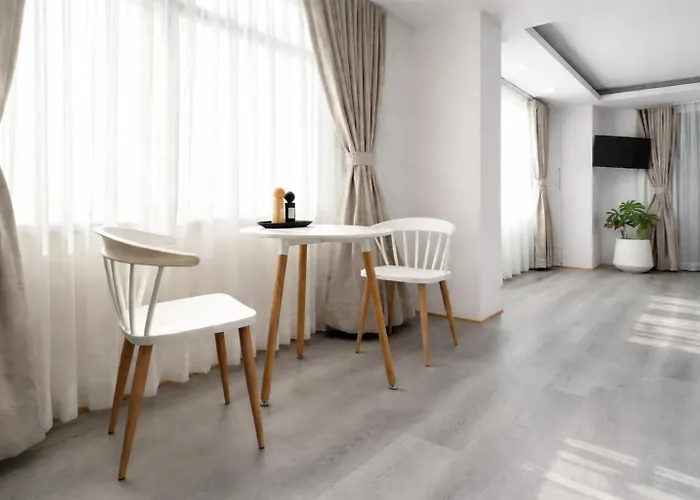 Tiny Living Cosy 1 Bedroom With King Bed Kitchenet In With Terrace Apartment