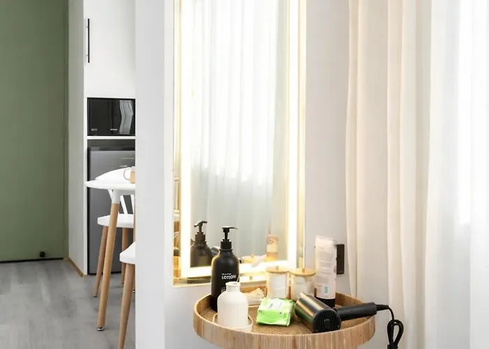 Tiny Living Cosy 1 Bedroom With King Bed Kitchenet In With Terrace *